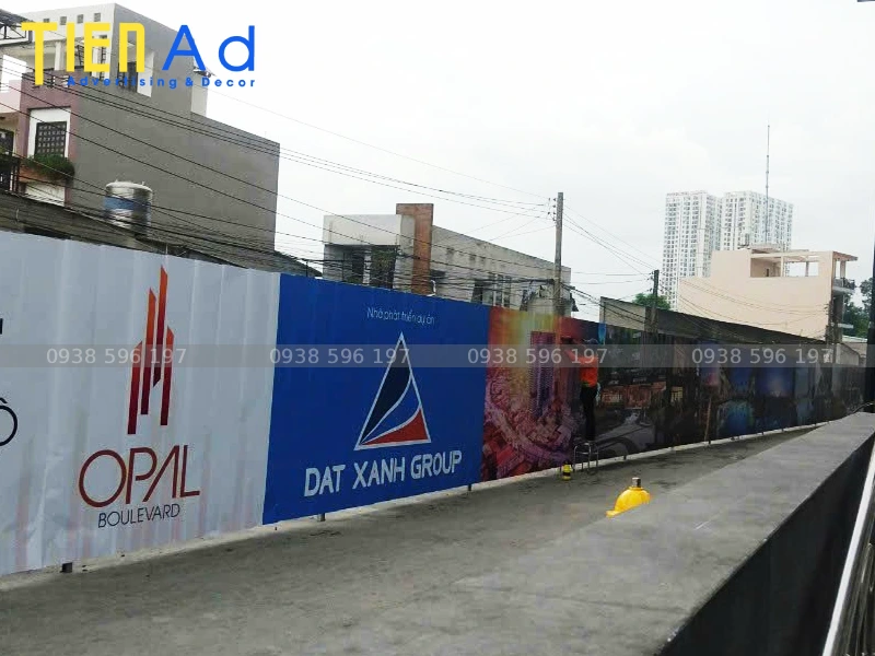 Thi công hàng rào công trình dán decal Tập đoàn Đất Xanh