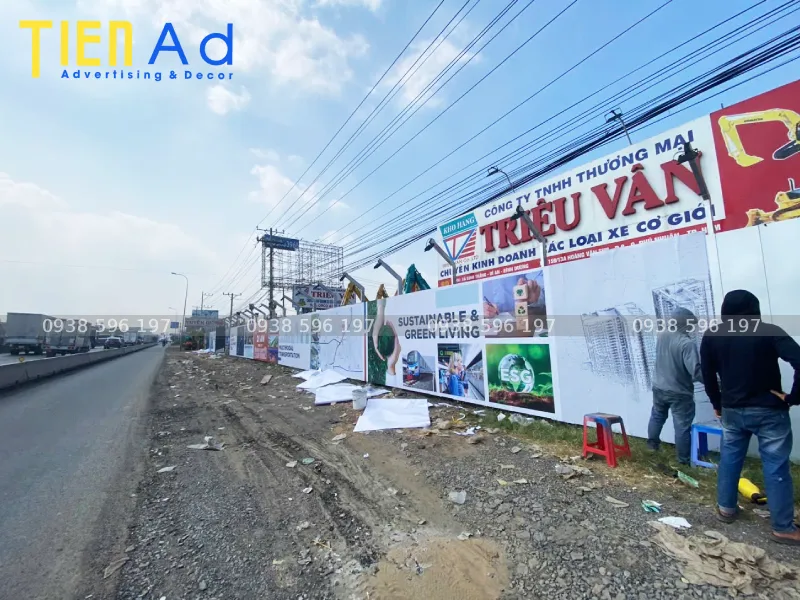 Thi công hàng rào dự án tôn dán decal tại Dĩ An Bình Dương