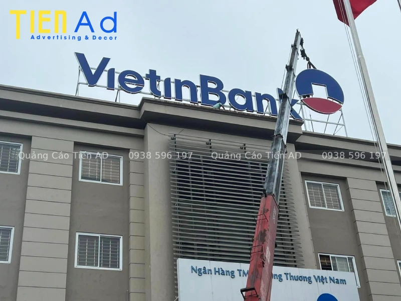 Thi công lắp đặt bộ chữ nổi trên nóc tòa nhà, TTTM