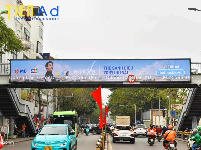 Thi công quảng cáo trên cầu vượt đi bộ giá cạnh tranh tại Tiến AD