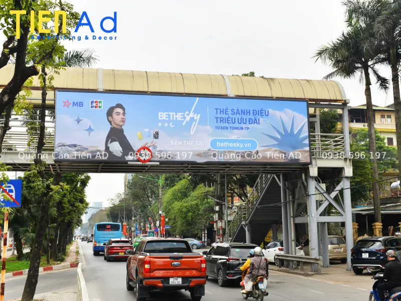 Thi công quảng cáo trên cầu vượt đi bộ