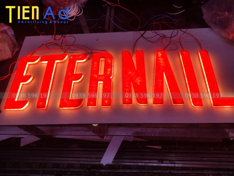 Vì sao chữ nổi mica được dùng phổ biến trong quảng cáo