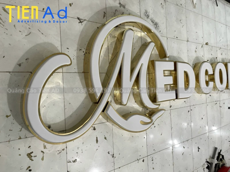 Xu hướng sử dụng chữ nổi mica viền inox trong bảng hiệu hiện nay