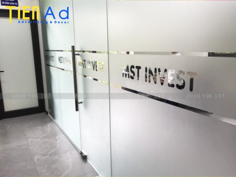 Yếu tố ảnh hưởng đến giá thi công decal dán kính hiện nay